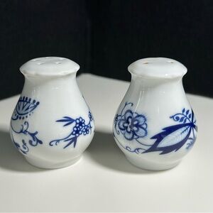 Zwiebelmuster by Triptis Blue Onion Design Salt and Pepper Shakers-Vintage
